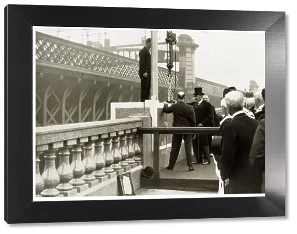 King George V opening bridge over River Clyde, Glasgow