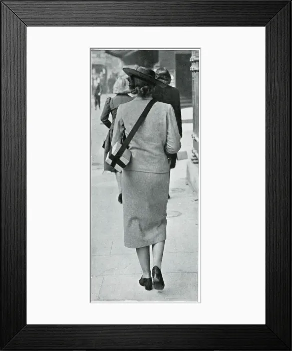 Framed Print : Woman carrying gas mask correctly, September 1939 Framed Print : Woman carrying gas mask correctly, September 1939