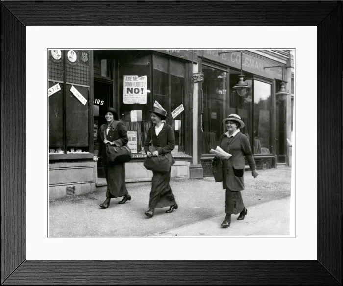 Framed Print : Female postal workers in London, c. 1915