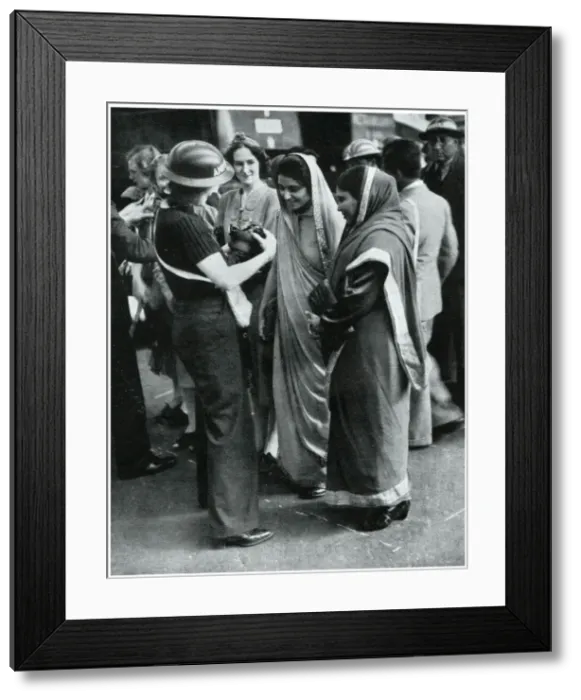 Framed Print : Female ambulance staff training volunteers, September 1939 Framed Print : Female ambulance staff training volunteers, September 1939