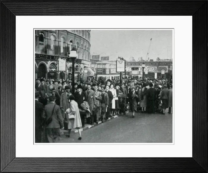 Framed Print : Queueing due to reduced bus services, September 1939 Framed Print : Queueing due to reduced bus services, September 1939