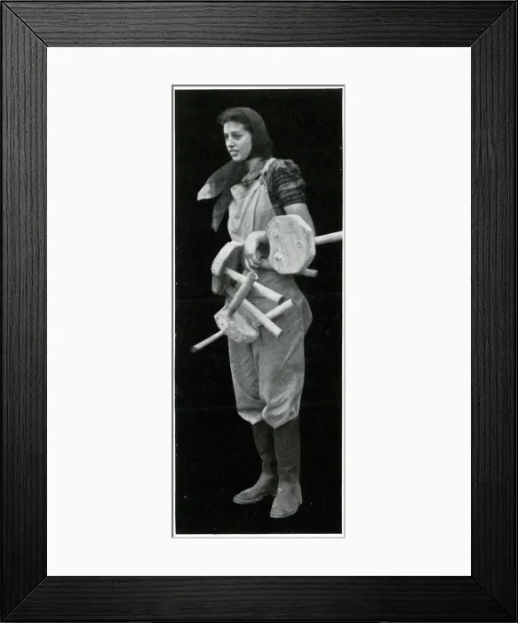 Framed Print : Member of the Womens Land Army in uniform, September 1939 Framed Print : Member of the Womens Land Army in uniform, September 1939