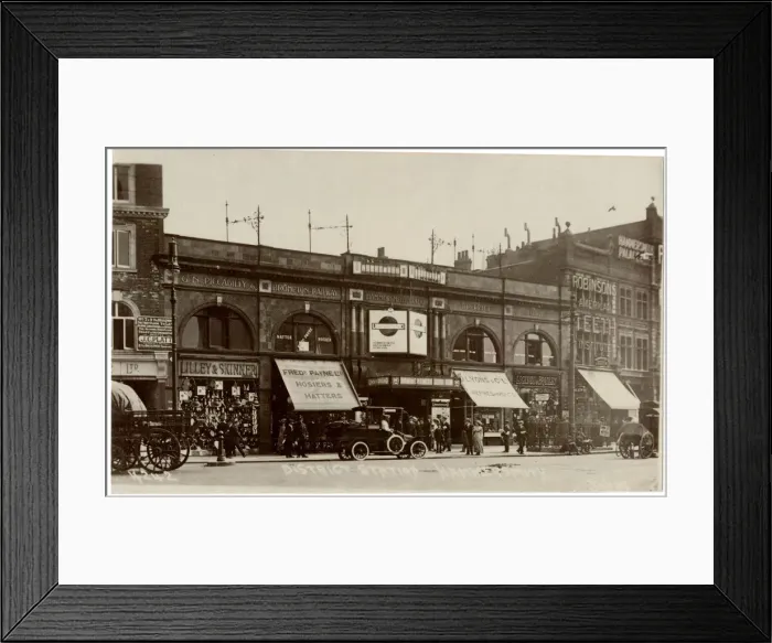 Framed Print : Hammersmith Underground Station, street view Framed Print : Hammersmith Underground Station, street view