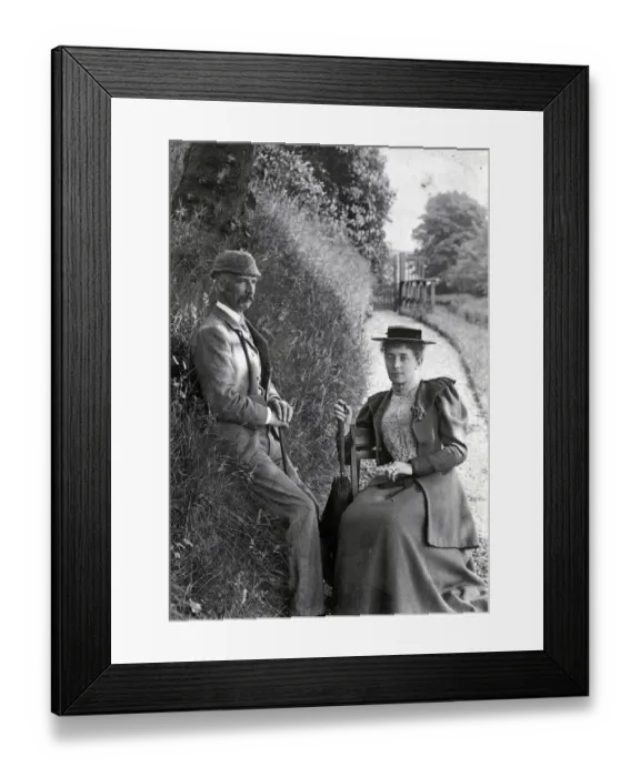 Framed Print : Couple in a country lane, Blanefield, Scotland Framed Print : Couple in a country lane, Blanefield, Scotland