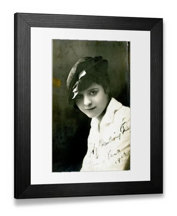 Framed Print : Vera Vivian, performer, in a signed portrait photo Framed Print : Vera Vivian, performer, in a signed portrait photo