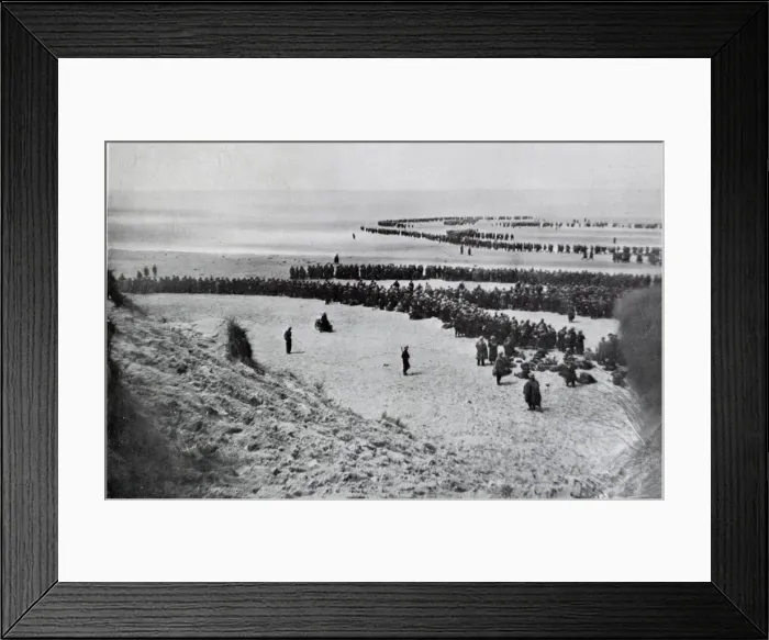 Framed Print : Scene during the evacuation of Dunkirk, WW2 Framed Print : Scene during the evacuation of Dunkirk, WW2