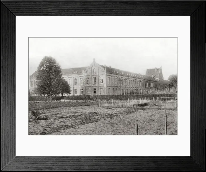Framed Print : Ecole de Bienfaisance, Beernem - Facade Framed Print : Ecole de Bienfaisance, Beernem - Facade