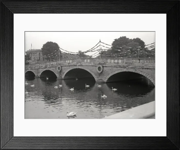 Framed Print : Decorations on the Bridge over River Great Ouse at Bedford Framed Print : Decorations on the Bridge over River Great Ouse at Bedford