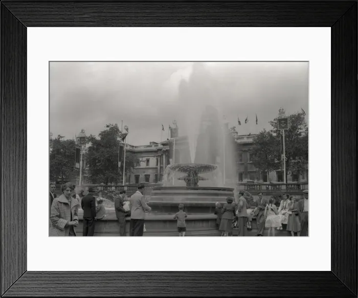 Framed Print : Fountains, Trafalgar Square in front of The National Gallery Framed Print : Fountains, Trafalgar Square in front of The National Gallery