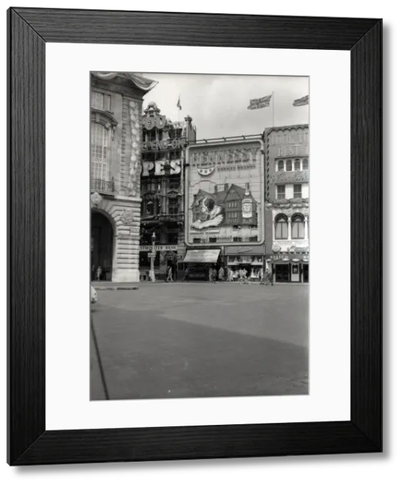 Framed Print : Piccadilly Circus, London - Coronation of Elizabeth II Framed Print : Piccadilly Circus, London - Coronation of Elizabeth II