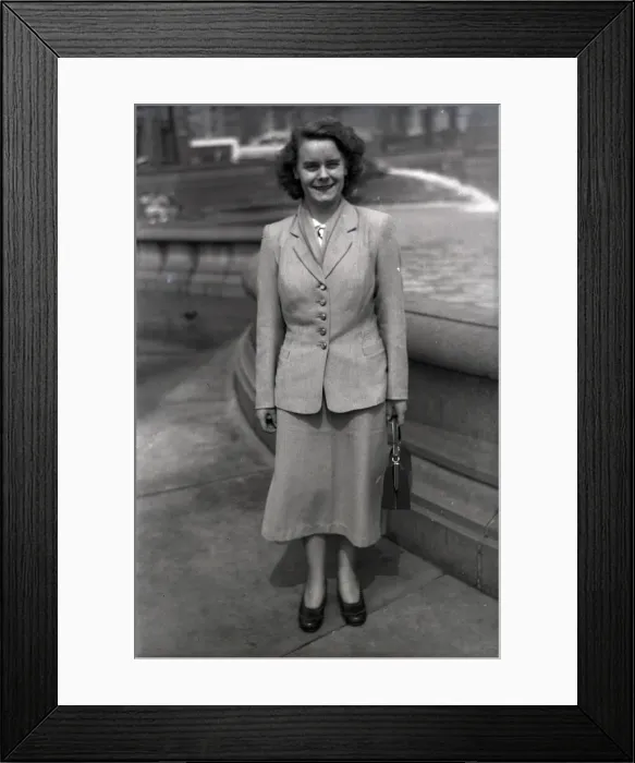 Framed Print : Smartly-dressed lady by fountain pool, Trafalgar Square Framed Print : Smartly-dressed lady by fountain pool, Trafalgar Square