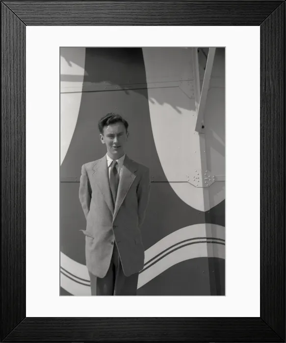 Framed Print : Smartly-dressed young man - patterned backdrop Framed Print : Smartly-dressed young man - patterned backdrop