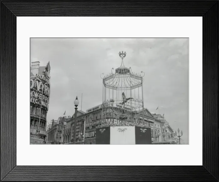 Framed Print : Statue of Eros, Piccadilly Circus, London