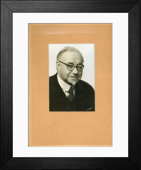 Framed Print : IAE President, 1945-46, Frank George Woollard Framed Print : IAE President, 1945-46, Frank George Woollard