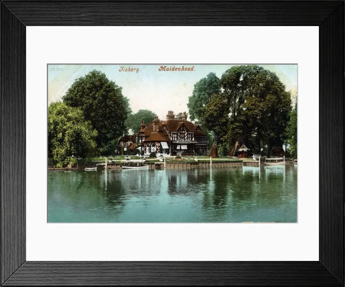 Framed Print : The Fishery club in Maidenhead, one of a number of fashionable riverside venues in Framed Print : The Fishery club in Maidenhead, one of a number of fashionable riverside venues in