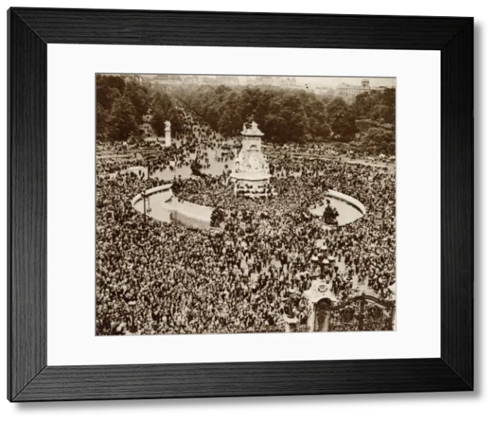 Framed Print : People celebrating VE Day congregating in front of Buckingham Palace where eventually Framed Print : People celebrating VE Day congregating in front of Buckingham Palace where eventually