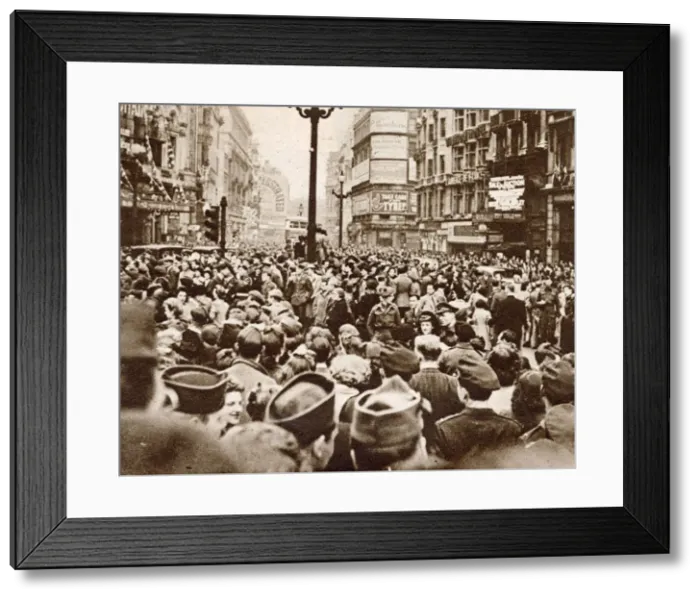 Framed Print : Crowds congregating in Piccadilly Circus, one of the focal points of celebrations on VE Framed Print : Crowds congregating in Piccadilly Circus, one of the focal points of celebrations on VE