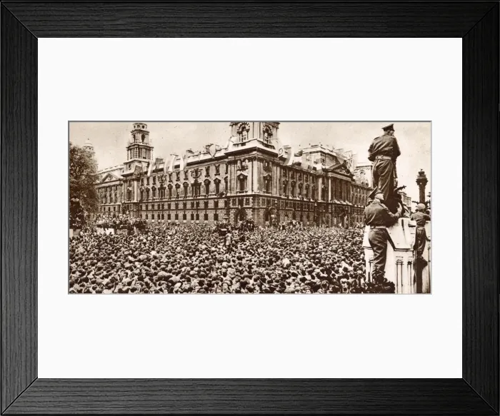 Framed Print : An estimated crowd of 60, 000 waiting in Parliament Square on VE Day for Prime Minister Framed Print : An estimated crowd of 60, 000 waiting in Parliament Square on VE Day for Prime Minister