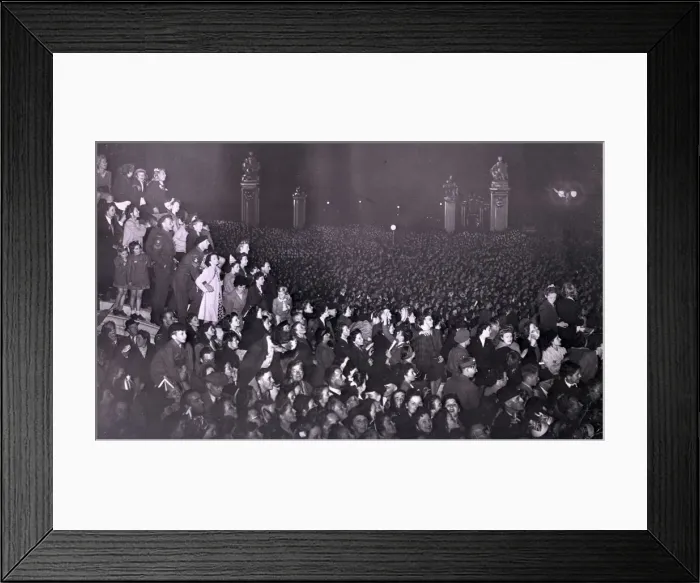 Framed Print : VE Day - Crowds on VE night Framed Print : VE Day - Crowds on VE night