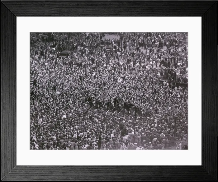 Framed Print : VE Day - crowds cheer Winston Churchill Framed Print : VE Day - crowds cheer Winston Churchill