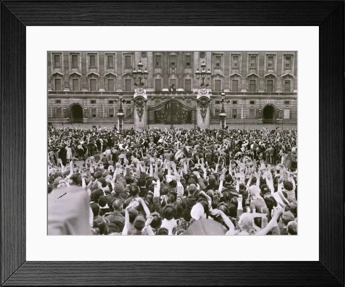 Framed Print : VE Day - crowds at Buckingham Palace Framed Print : VE Day - crowds at Buckingham Palace