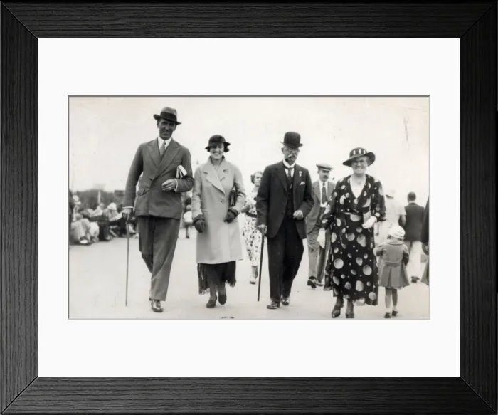 Framed Print : Super-smart chic 1930s British holidaymakers Framed Print : Super-smart chic 1930s British holidaymakers
