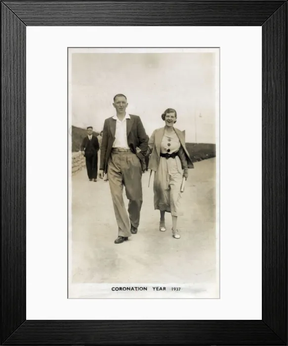 Framed Print : Young couple strolling along the seafront at Bridlington Framed Print : Young couple strolling along the seafront at Bridlington