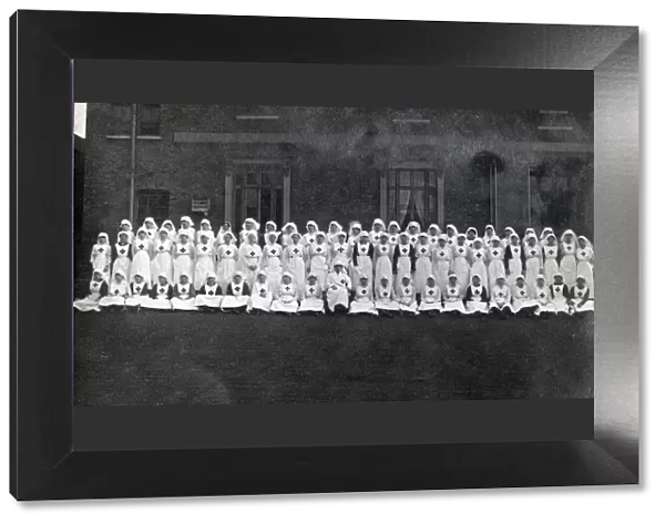 Large group of nurses - WW1 era - Trainees?