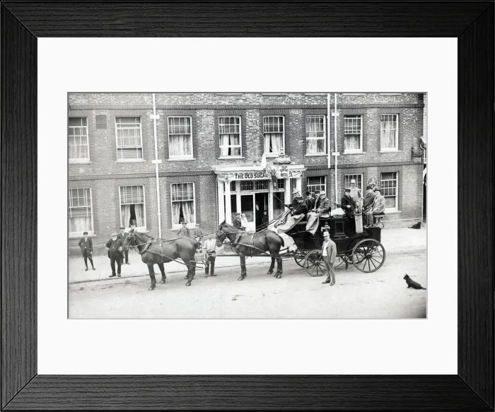 Framed Print : Stagecoach outside The Sugar Loaf Hotel, Dunstable Framed Print : Stagecoach outside The Sugar Loaf Hotel, Dunstable