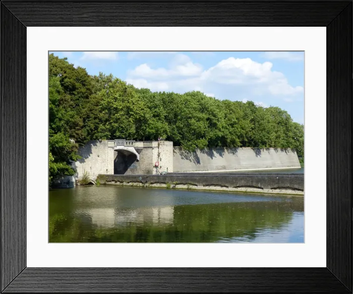 Framed Print : The Lille Gate in the Ypres ramparts seen across the moat Framed Print : The Lille Gate in the Ypres ramparts seen across the moat