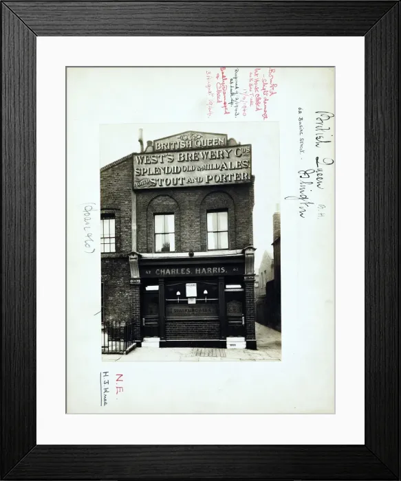 Framed Print : Photograph of British Queen PH, Islington, London Framed Print : Photograph of British Queen PH, Islington, London