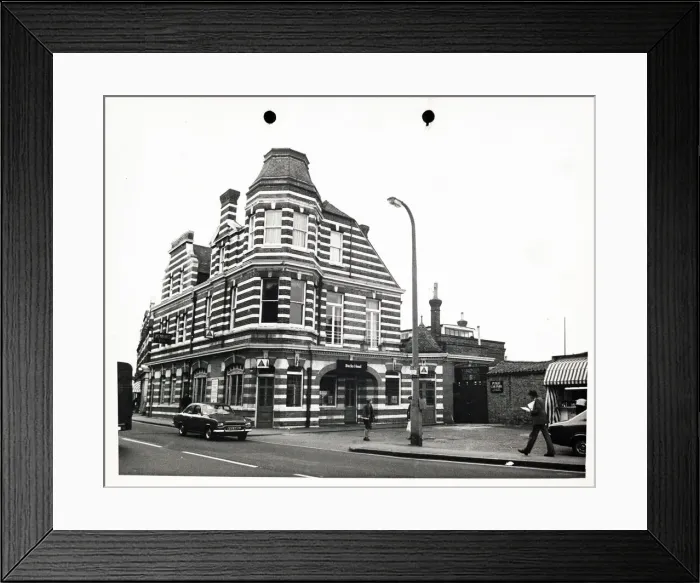 Framed Print : Photograph of Bucks Head PH, Mitcham, Greater London Framed Print : Photograph of Bucks Head PH, Mitcham, Greater London
