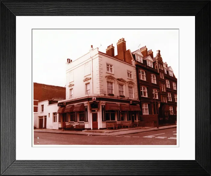 Framed Print : Photograph of Builders Arms, Kensington, London Framed Print : Photograph of Builders Arms, Kensington, London