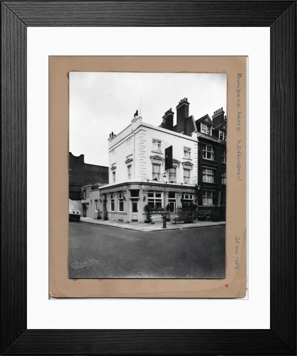 Framed Print : Photograph of Builders Arms, Kensington, London Framed Print : Photograph of Builders Arms, Kensington, London