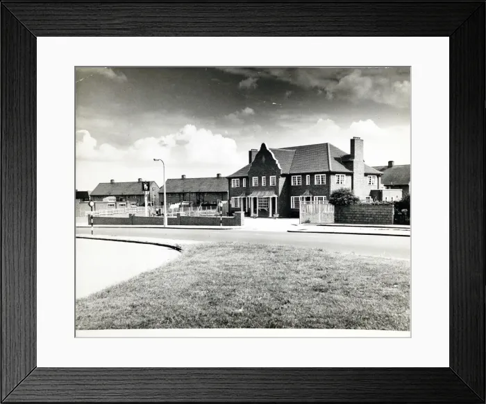 Framed Print : Photograph of Bulldog PH, Enfield, Greater London Framed Print : Photograph of Bulldog PH, Enfield, Greater London
