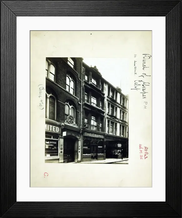 Framed Print : Photograph of Bunch Of Grapes PH, City, London Framed Print : Photograph of Bunch Of Grapes PH, City, London