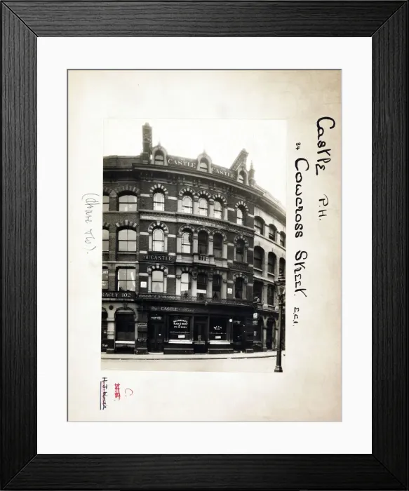 Framed Print : Photograph of Castle PH, Farringdon, London Framed Print : Photograph of Castle PH, Farringdon, London