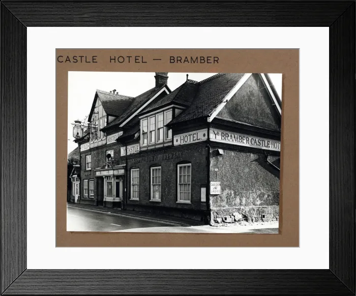 Framed Print : Photograph of Castle Hotel, Bramber, Sussex Framed Print : Photograph of Castle Hotel, Bramber, Sussex