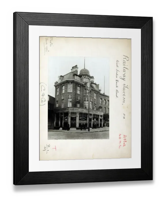 Framed Print : Photograph of Charlie Browns PH, Limehouse, London Framed Print : Photograph of Charlie Browns PH, Limehouse, London