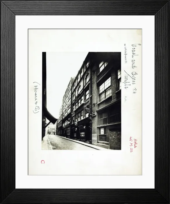 Framed Print : Photograph of Coach & Horses PH, Temple, London Framed Print : Photograph of Coach & Horses PH, Temple, London
