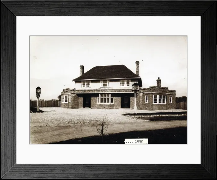 Framed Print : Photograph of Crabtree Hotel, Lancing, Sussex Framed Print : Photograph of Crabtree Hotel, Lancing, Sussex