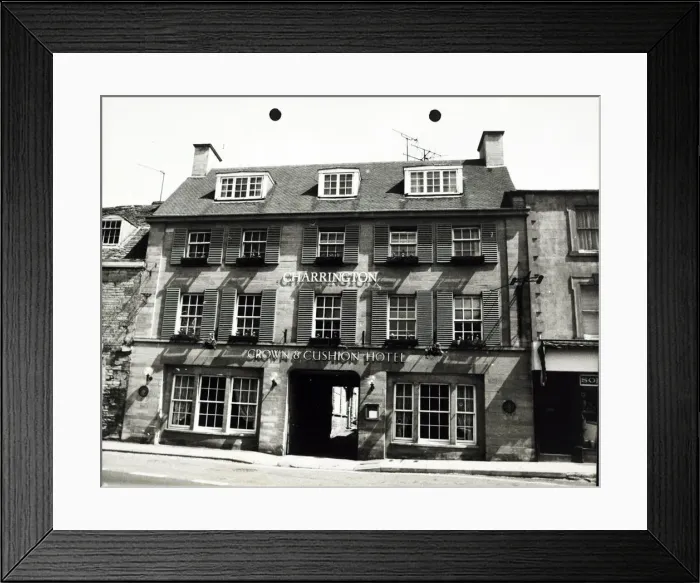 Framed Print : Crown & Cushion PH, Chipping Norton, Oxfordshire Framed Print : Crown & Cushion PH, Chipping Norton, Oxfordshire