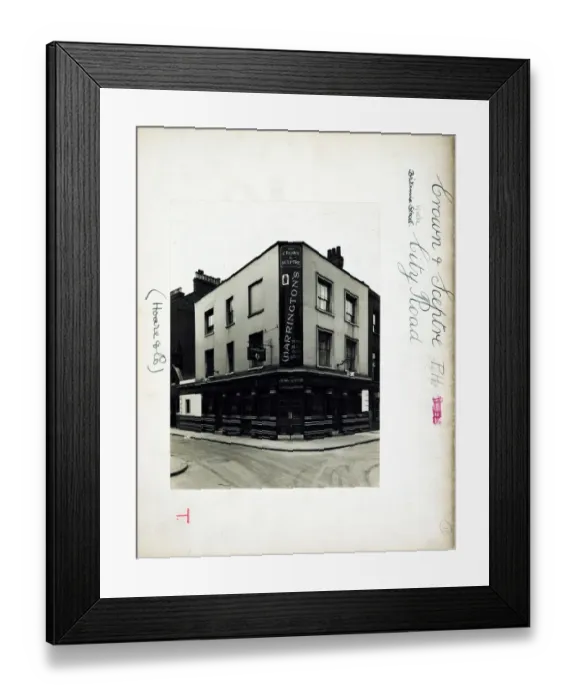 Framed Print : Photograph of Crown & Sceptre PH, Islington, London Framed Print : Photograph of Crown & Sceptre PH, Islington, London