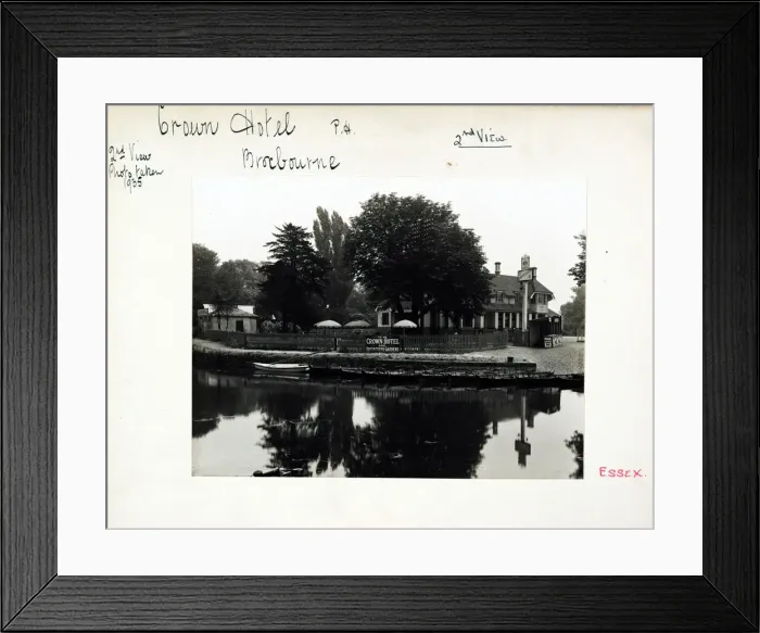Framed Print : Photograph of Crown Hotel, Broxbourne, Hertfordshire Framed Print : Photograph of Crown Hotel, Broxbourne, Hertfordshire