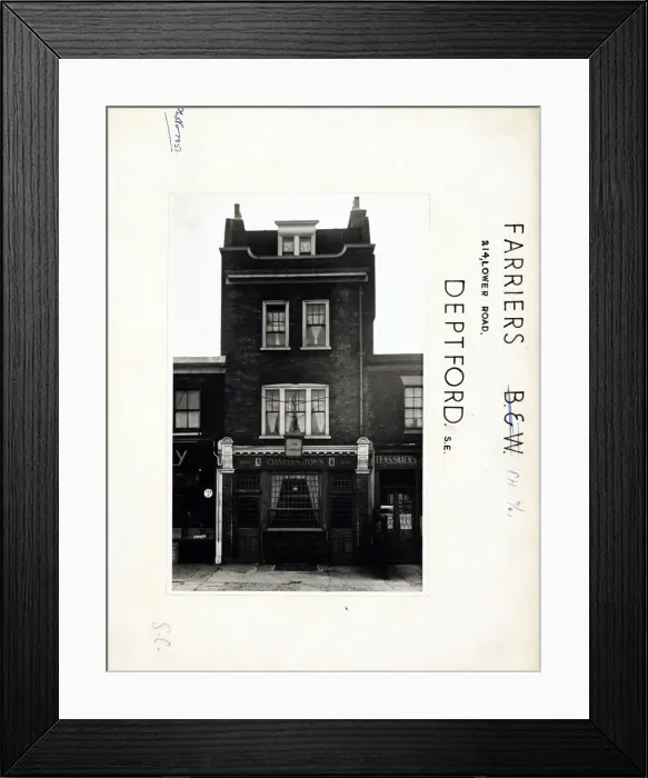 Framed Print : Photograph of Farriers PH, Deptford, London Framed Print : Photograph of Farriers PH, Deptford, London