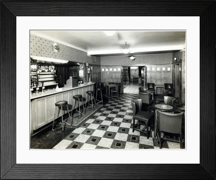 Framed Print : Photograph of Fountain PH, Mile End (New), London Framed Print : Photograph of Fountain PH, Mile End (New), London