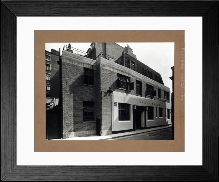 Framed Print : Photograph of Fulham Bridge Tavern, Knightsbridge, London Framed Print : Photograph of Fulham Bridge Tavern, Knightsbridge, London