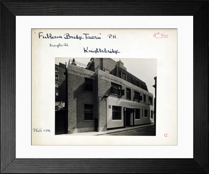 Framed Print : Photograph of Fulham Bridge Tavern, Knightsbridge, London Framed Print : Photograph of Fulham Bridge Tavern, Knightsbridge, London