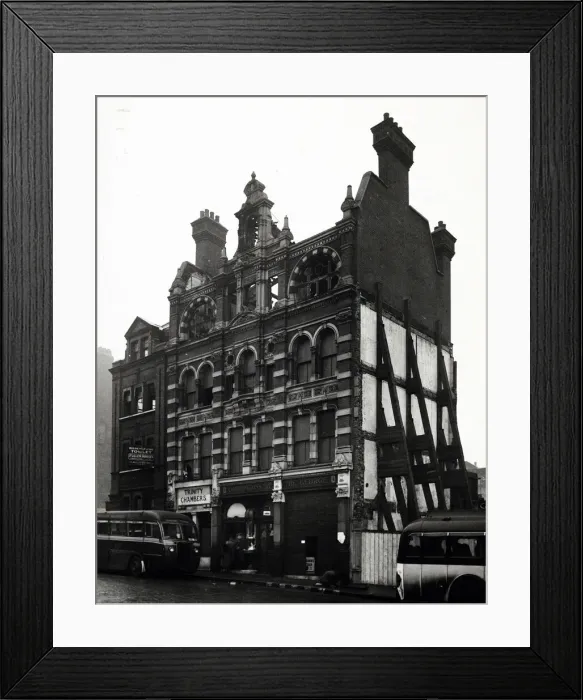 Framed Print : Photograph of George PH, Tower Hill, London Framed Print : Photograph of George PH, Tower Hill, London
