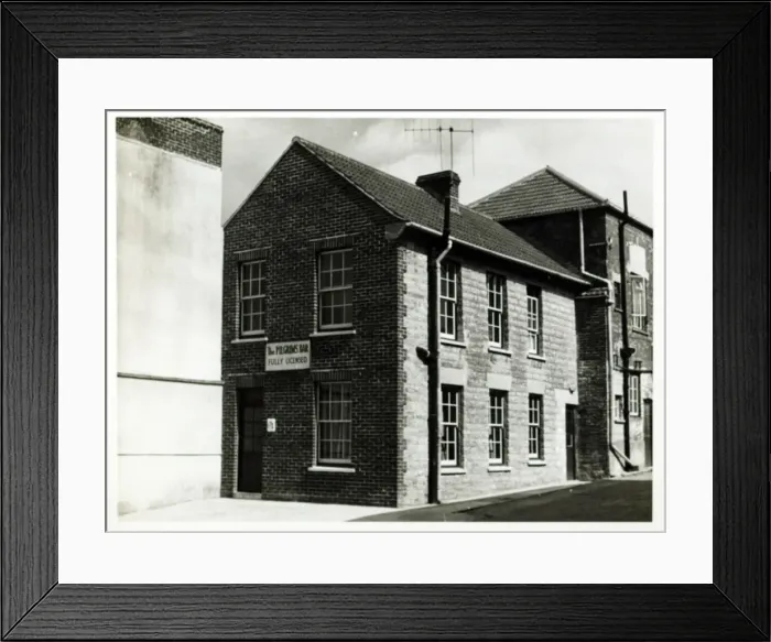 Framed Print : Photograph of George & Pilgrims Inn, Glastonbury, Somerset Framed Print : Photograph of George & Pilgrims Inn, Glastonbury, Somerset